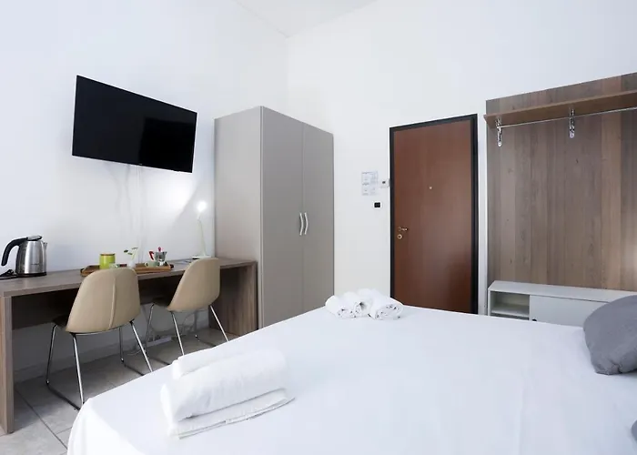 Guesthost - Veiled Christ *