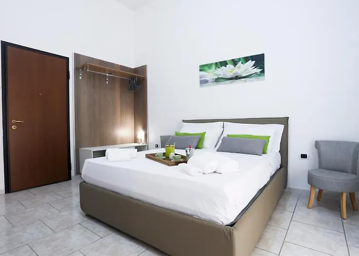 Guesthost - Veiled Christ *