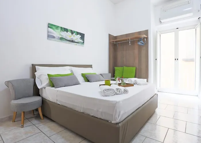 Guesthost - Veiled Christ *